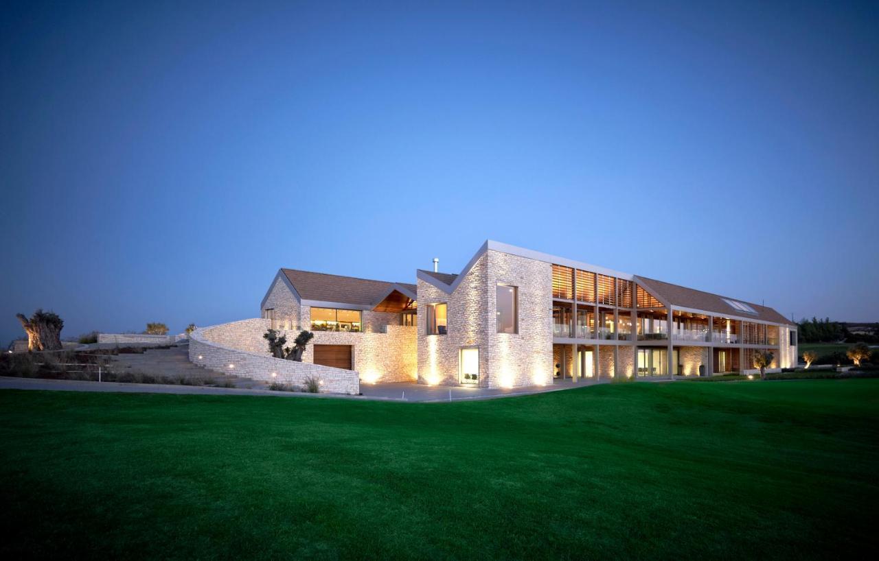 Minthis Resort Tsadha ภายนอก รูปภาพ The clubhouse at the Royal County of Berkshire Golf Club