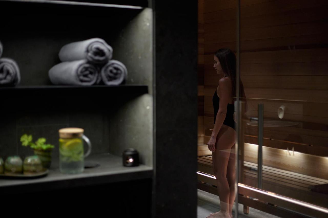 Minthis Resort Tsadha ภายนอก รูปภาพ A woman in a sauna