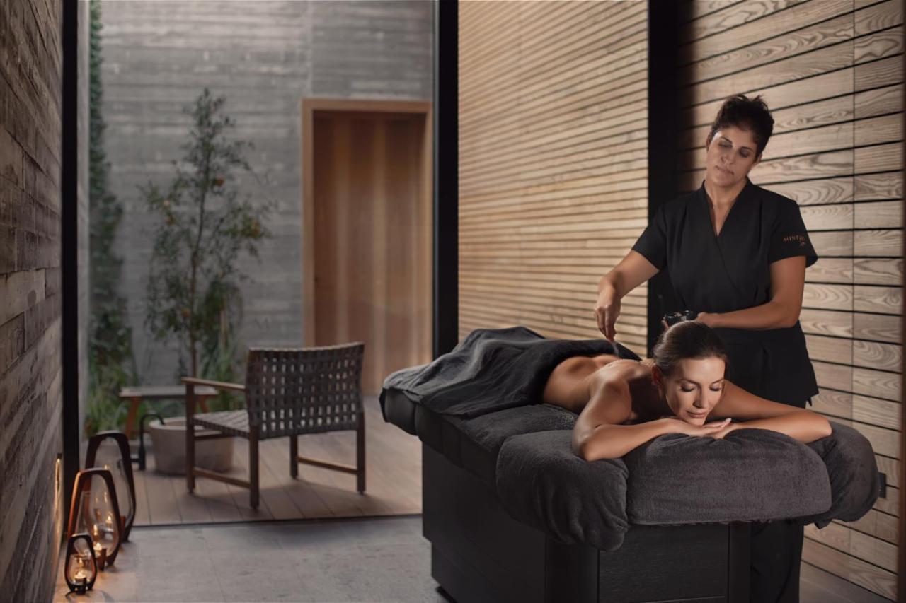 Minthis Resort Tsadha ภายนอก รูปภาพ A massage therapist at work